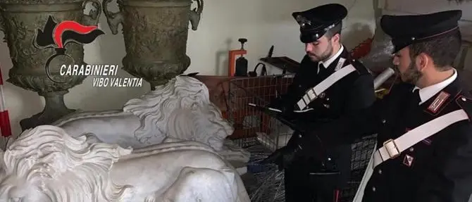 Statue e anfore del ‘200 nascoste in garage, denunciato 64enne