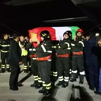L'ultimo viaggio di Nino, il feretro del vigile del fuoco rientra a Reggio
