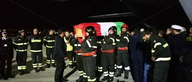 L'ultimo viaggio di Nino, il feretro del vigile del fuoco rientra a Reggio