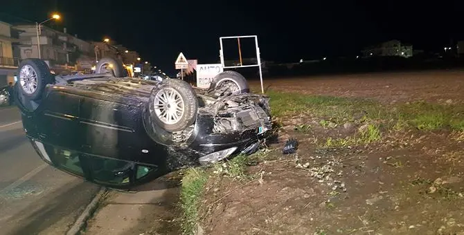 Si ribalta auto sulla 106, a bordo madre e figlio