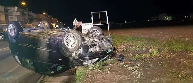 Si ribalta auto sulla 106, a bordo madre e figlio