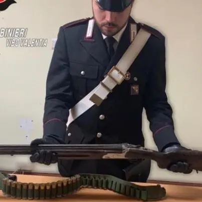 Fucile e munizioni nella canna fumaria del camino, due arresti a Gerocarne