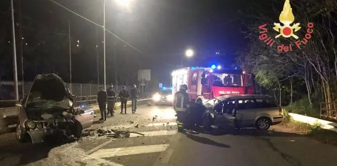 Scontro frontale tra due auto all’alba, due feriti a Catanzaro