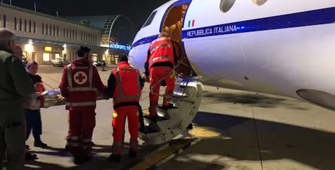 Neonato rischia di morire, trasferito con volo militare da Lamezia a Roma