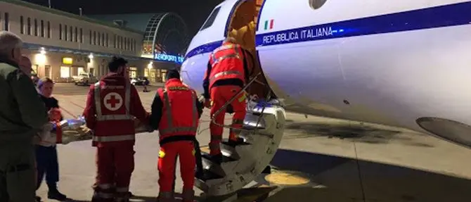 Neonato rischia di morire, trasferito con volo militare da Lamezia a Roma