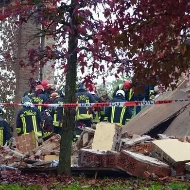 Esplosione in cascina, confessa il proprietario. Fermato per attentato e frode all'assicurazione