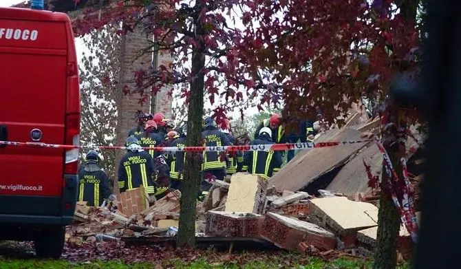 Esplosione in cascina, confessa il proprietario. Fermato per attentato e frode all'assicurazione