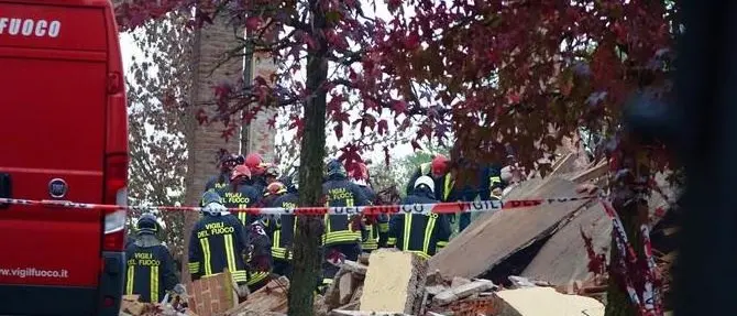 Esplosione in cascina, confessa il proprietario. Fermato per attentato e frode all'assicurazione