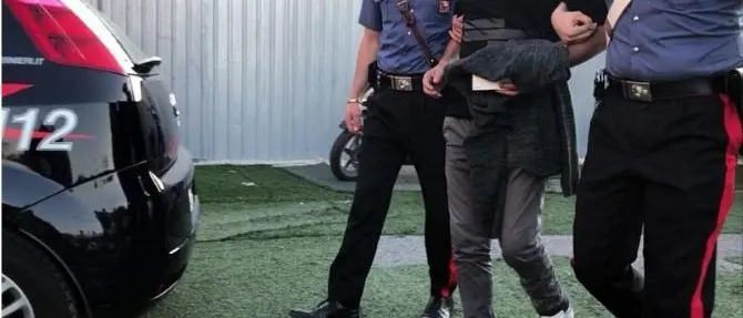 Uccise la madre a pugni al culmine di una lite, arrestato 48enne