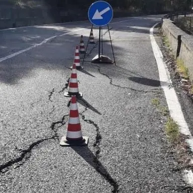 Voragine lungo la Mirto-Caloveto, il sindaco denuncia: «Strada a rischio crollo»
