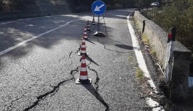 Voragine lungo la Mirto-Caloveto, il sindaco denuncia: «Strada a rischio crollo»