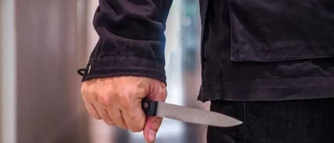 Non viene pagato e minaccia il datore di lavoro con un coltello, arrestato