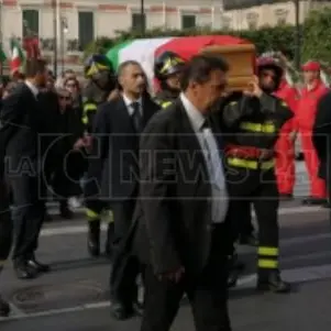 A Reggio l'ultimo straziante saluto a Nino, il feretro accompagnato in corteo dai colleghi
