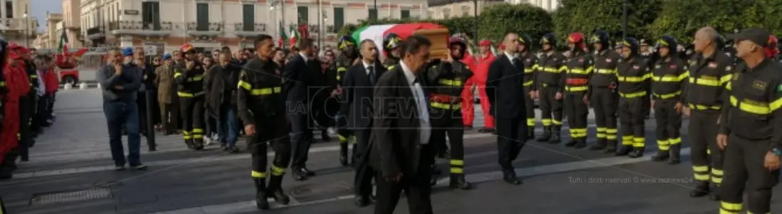 A Reggio l'ultimo straziante saluto a Nino, il feretro accompagnato in corteo dai colleghi