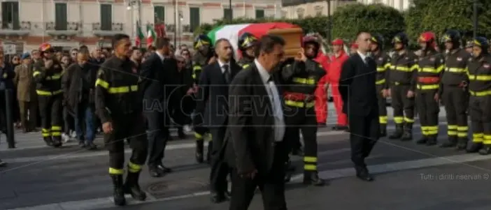 A Reggio l'ultimo straziante saluto a Nino, il feretro accompagnato in corteo dai colleghi