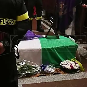 L’ultimo saluto a Nino: «L’amore per la divisa dei vigili del fuoco più grande della morte»