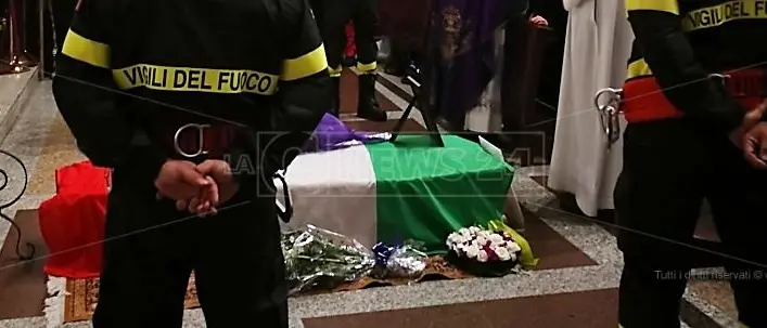 L’ultimo saluto a Nino: «L’amore per la divisa dei vigili del fuoco più grande della morte»