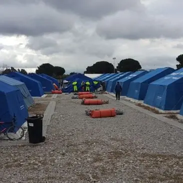 Straordinari non pagati ma turni h24 alla tendopoli: protestano i pompieri