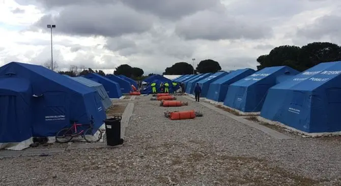 Straordinari non pagati ma turni h24 alla tendopoli: protestano i pompieri