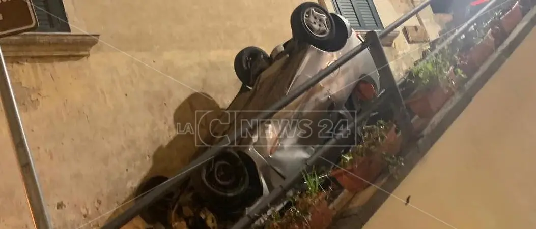 Follia a Corigliano-Rossano, “lancia” un’auto rubata dalle scale del duomo