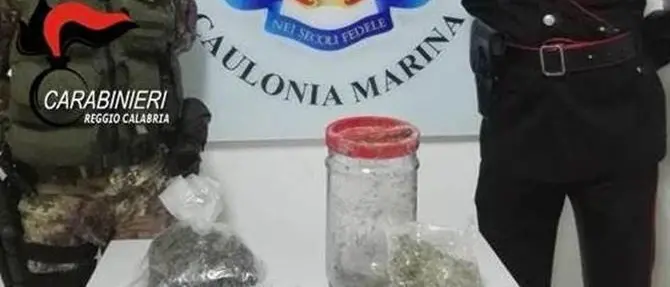 Tentano di disfarsi della droga lanciandola dalla finestra del bagno, arrestati