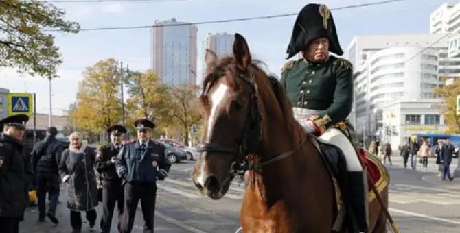 Uccide la compagna e getta i resti nel fiume vestito da Napoleone