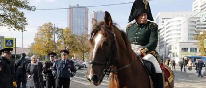 Uccide la compagna e getta i resti nel fiume vestito da Napoleone