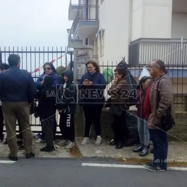 La furia del mare travolge le case, famiglie evacuate a Fuscaldo