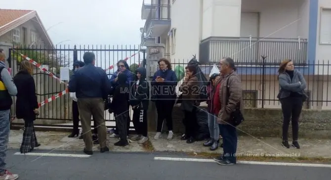 La furia del mare travolge le case, famiglie evacuate a Fuscaldo