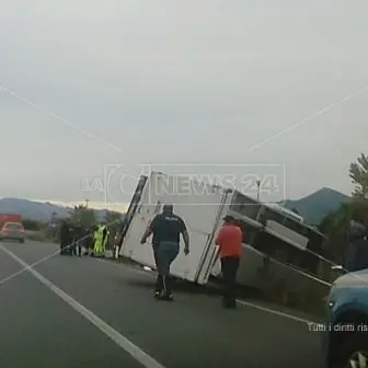 Camion si ribalta tra Scalea e Santa Maria del Cedro, due feriti