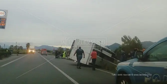 Camion si ribalta tra Scalea e Santa Maria del Cedro, due feriti