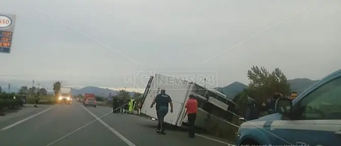 Camion si ribalta tra Scalea e Santa Maria del Cedro, due feriti