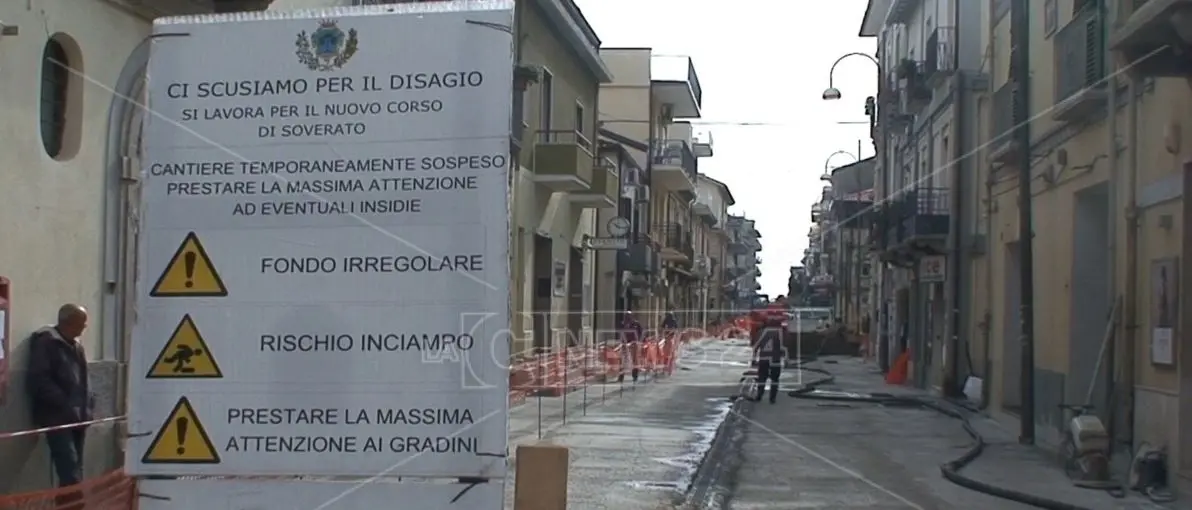Soverato, lavori lumaca sul corso: protestano i commercianti