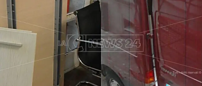 Cosenza, si salvi chi può: al Comune si riprendono pure gli arredi