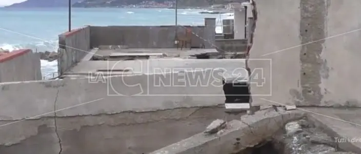 Palazzina evacuata a Fuscaldo, la rabbia dei proprietari: «I nostri sacrifici in fumo»