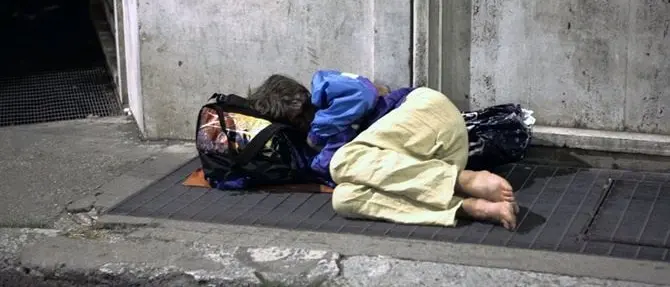 Viveva in una tenda, muore una senzatetto. Dramma della solitudine a Strongoli