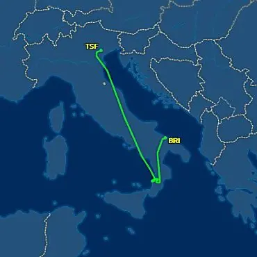 Notte di disagi a Lamezia, volo dirottato a Bari. Altri due costretti a orbitare sul mare