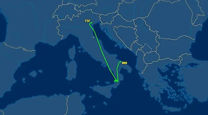 Notte di disagi a Lamezia, volo dirottato a Bari. Altri due costretti a orbitare sul mare