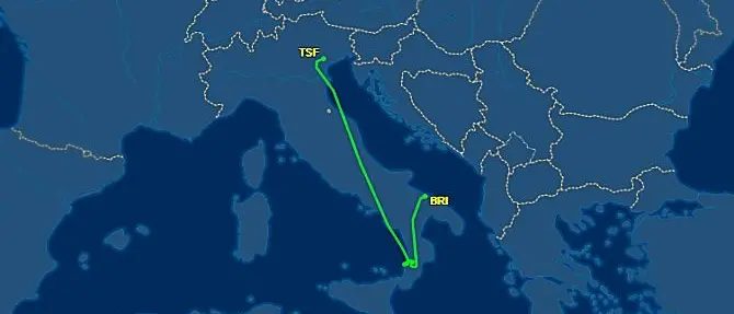 Notte di disagi a Lamezia, volo dirottato a Bari. Altri due costretti a orbitare sul mare