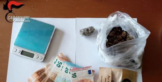 Nascondeva nell'armadio 100 grammi di marijuana: arrestato 39enne reggino