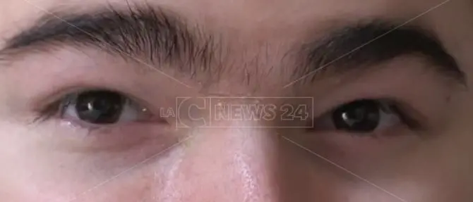 Niente scuola per Salvatore: disabile “prigioniero” della strada dissestata