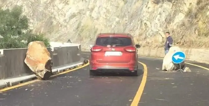Piovono ancora massi sulla Strada del mare riaperta quattro mesi fa