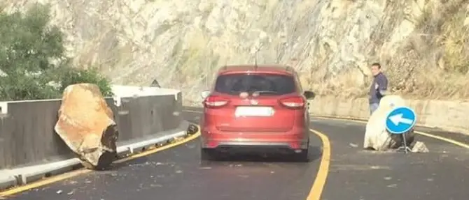 Piovono ancora massi sulla Strada del mare riaperta quattro mesi fa