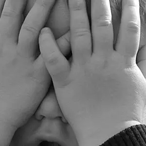 Bimbi picchiati, calpestati e minacciati di morte dalle maestre: l’orrore nell’asilo di Cariati