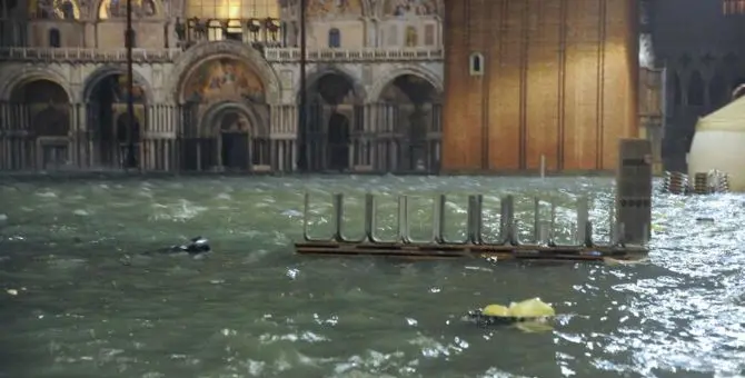 Alta marea a Venezia, due morti. Gravi danni alla Basilica di San Marco