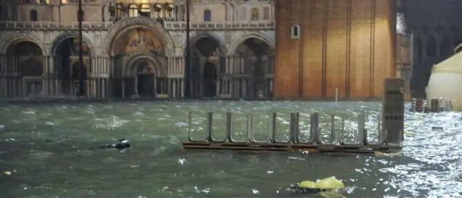 Alta marea a Venezia, due morti. Gravi danni alla Basilica di San Marco