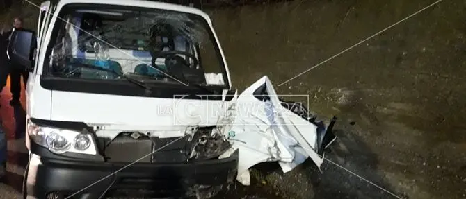 Perde il controllo del mezzo e finisce fuori strada, incastrata nelle lamiere