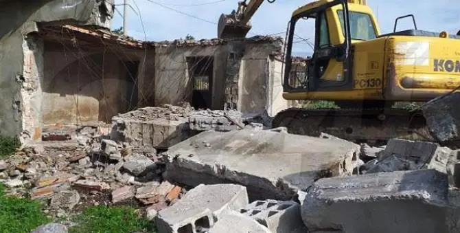 Lotta al degrado, a Platì un campo di calcetto al posto dei manufatti abusivi