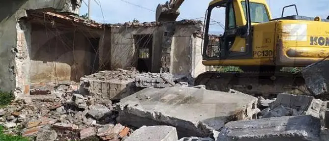 Lotta al degrado, a Platì un campo di calcetto al posto dei manufatti abusivi