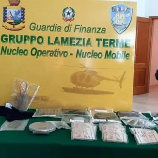 Sette pistole e materiale esplodente nella disponibilità dell'usuraio di Lamezia